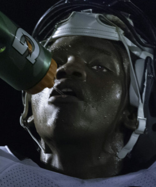 footballplayer drinking water